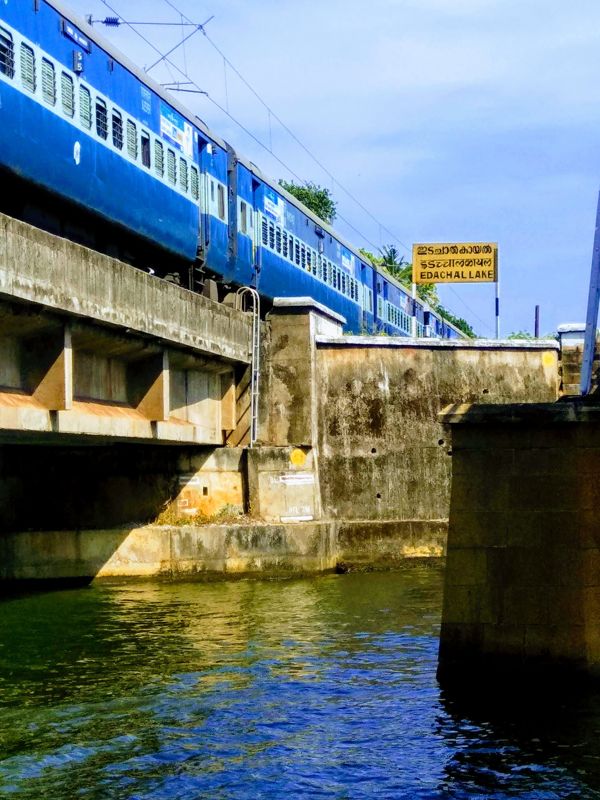 A train crossing the bridge at Munroturuttu station